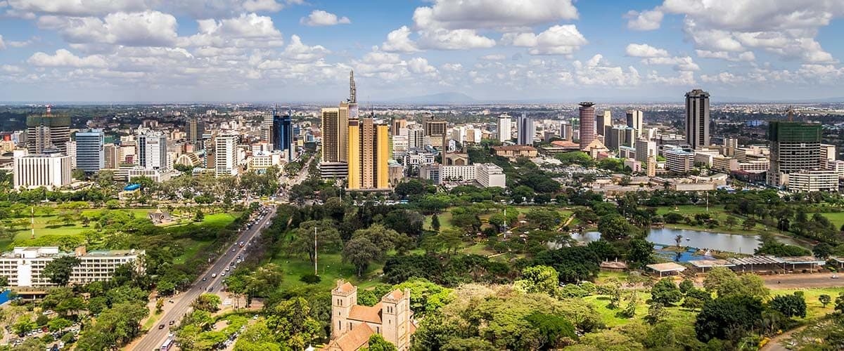 A guided half or full day through the city, its museums and its markets.